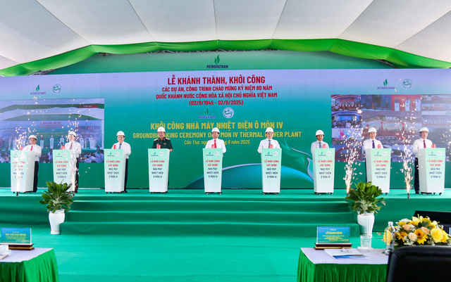Các đại biểu thực hiện nghi thức khởi công NMNĐ Ô Môn IV a1-2.jpg