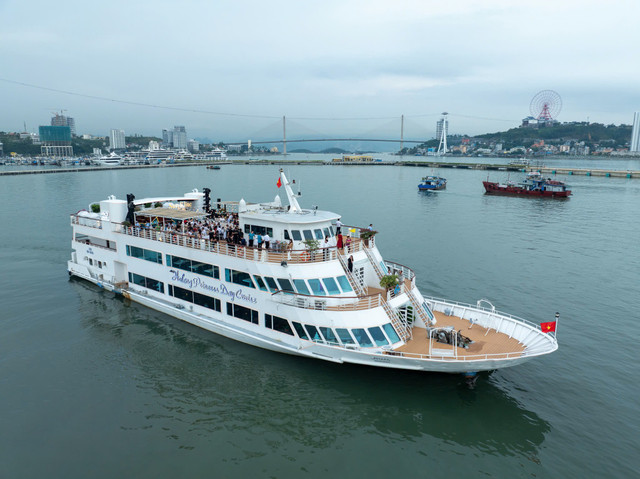 Sự kiện Sun Elite Night mở ra hải trình cảm xúc giữa vịnh di sản. (Ảnh: Ánh Dương) du-thuyen-ha-long-princess.jpg