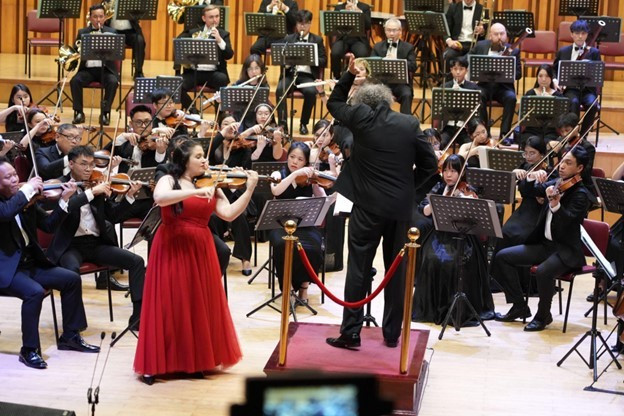 Nghệ sĩ violin Sarah Dragan trong hòa nhạc Tchaikovsky Night. picture2.jpg