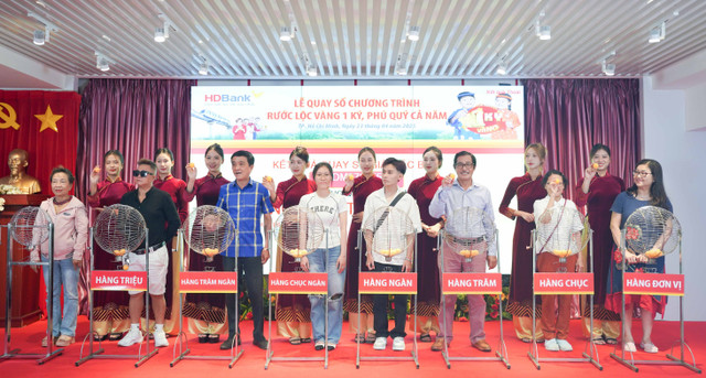 Các khách hàng đã cùng tham gia quay số lồng cầu để tìm ra chủ nhân của các giải thưởng giá trị hinh-2.jpg