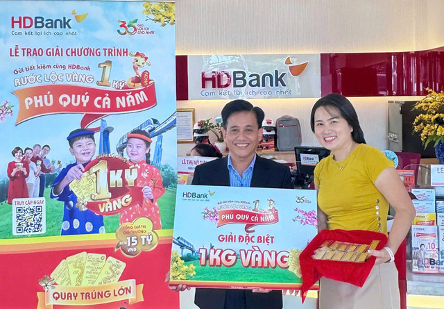 Giải Đặc biệt trị giá 1 ký vàng SJC đã được HDBank trao đến khách hàng Nguyễn Thanh Lộc (TP.HCM) hinh-1.jpg