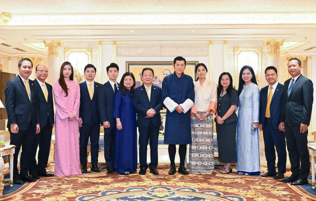Quốc vương Bhutan cùng Hoàng hậu chụp ảnh lưu niệm cùng lãnh đạo Tập đoàn T&T Group và Ngân hàng SHB 3.jpg