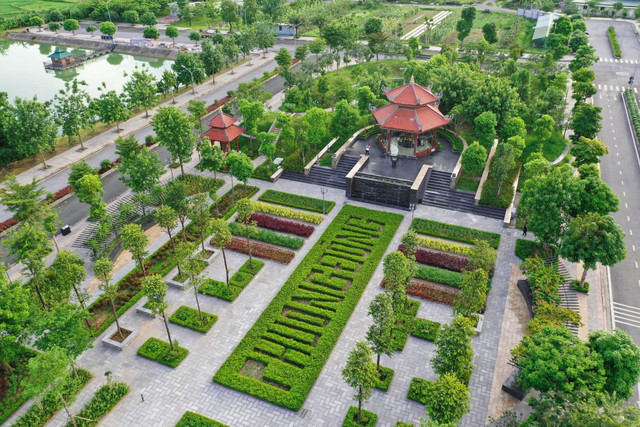 Giữa khuôn viên ngập tràn cây xanh, người bệnh được chữa lành trong một môi trường trong lành và thư thái b-1.jpg