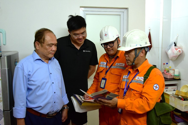 Công nhân EVNHANOI phối hợp với tổ dân phố tuyên truyên an toàn điện, phòng chống cháy nổ tại nhà trọ thuộc phường Hà Đông 10.jpg