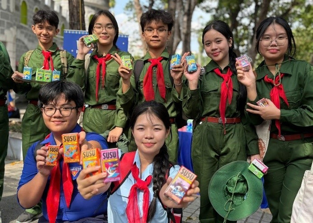 Trước đó, Vinamilk cùng với 2 nhãn hàng Sữa tươi 100% và sữa chua uống Susu cũng đã đồng hành cùng Đại hội Cháu ngoan Bác Hồ tại 2 thành phố lớn. Tại Hà Nội, Vinamilk trao tặng gần 27.000 sản phẩm dinh dưỡng cho các em thiếu nhi cháu ngoan Bác Hồ của Thủ đô. Tiếp đó, Vinamilk gửi tặng 50.000 hộp sữa, cùng hàng trăm phần quà đến hơn 7.000 thiếu nhi trong chuỗi hoạt động sôi nổi của Đại hội Cháu ngoan Bác Hồ TP.HCM diễn ra đúng dịp kỷ niệm 50 năm Ngày Giải phóng miền Nam, thống nhất Đất nước. v12.jpg
