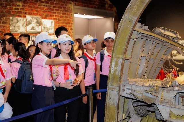 Bắt đầu sử dụng sữa Vinamilk từ ngày nhỏ xíu, em Lê Phương Bảo Ngọc (bên phải) – Trường THCS Ngô Sĩ Liên (quận Hoàn Kiếm, Hà Nội) - cho biết rất bất ngờ và thích thú khi gặp “người bạn quen thuộc” này trong suốt đại hội. “Sau mỗi bữa ăn, tụi em đều được sử dụng sữa tươi Vinamilk 100% và sữa chua uống Susu. Em rất thích sữa tươi vị chuối và sữa Susu kiwi có thạch. Em mong Vinamilk sẽ ra nhiều vị mới lạ hơn nữa cho tụi em được thỏa sức trải nghiệm”, em bày tỏ. v10.jpg