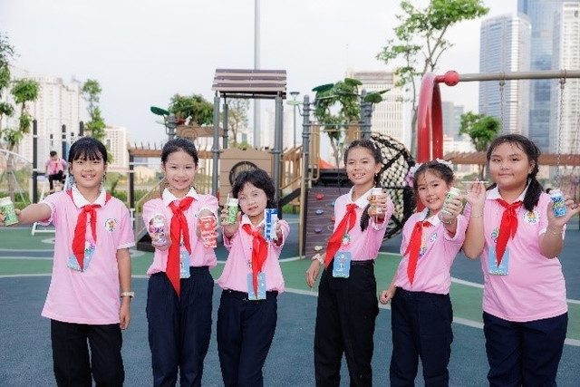 Đồng hành cùng mọi hoạt động diễn ra trong suốt 3 ngày của đại hội, Vinamilk còn mang thêm niềm vui và tiếp sức 500 “cháu ngoan Bác Hồ” bằng hàng chục ngàn sản phẩm sữa tươi tiệt trùng Vinamilk 100% và sữa chua uống Susu. v7.jpg
