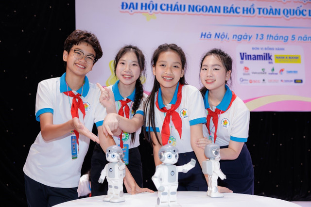 “Vinh dự và tự hào là cảm xúc chung của chúng em khi tham gia đại hội năm nay. Được gặp những Cháu ngoan Bác Hồ nhiều thế hệ trước, em cũng được tiếp thêm động lực và năng lượng để cố gắng hơn nữa trong tương lai”, em Đặng Kim Thiên Kim (thứ 2 từ phải sang) – Học sinh lớp 7 Trường THCS Lê Ngọc Hân (quận Hai Bà Trưng, Hà Nội). v3.jpg