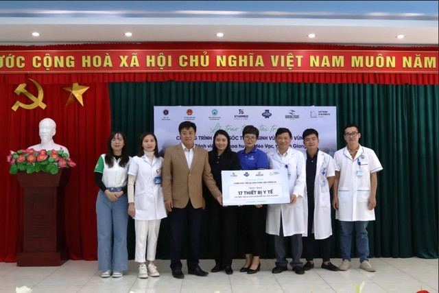 STARMED trao tặng 17 thiết bị y tế hiện đại trị giá gần 400 triệu đồng cho Bệnh viện Đa khoa huyện Mèo Vạc (Hà Giang) 1-7321.png