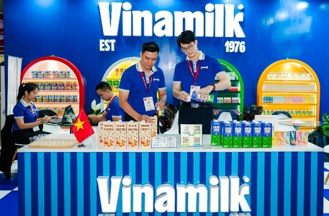 Gian trưng bày Vinamilk hiện diện ấn tượng tại ThaiFex 2025 và thu hút sự quan tâm của nhiều khách tham quan. 2.jpg