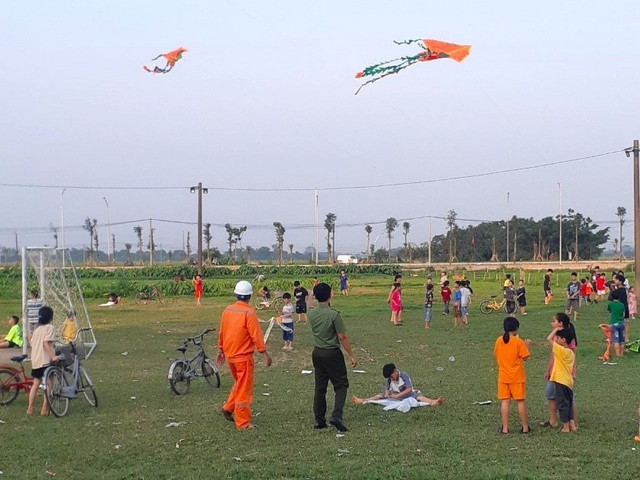 EVNHANOI thường xuyên phối hợp cùng lực lượng chức năng tuyên truyền, khuyến cáo về những nguy hiểm của diều đối với hành lang lưới điện e3.jpg