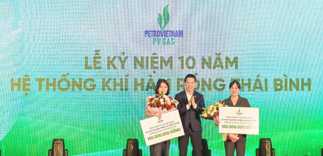 Tổng Giám đốc PV GAS trao hỗ trợ an sinh xã hội cho lãnh đạo xã Đồng Châu và xã Nam Cường 22.jpg