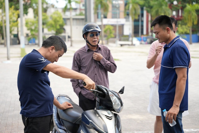 Khách hàng mang xe máy cũ tới sự kiện sẽ được định giá tại chỗ và nhận ưu đãi để lên đời xe điện. 2-9582.jpg