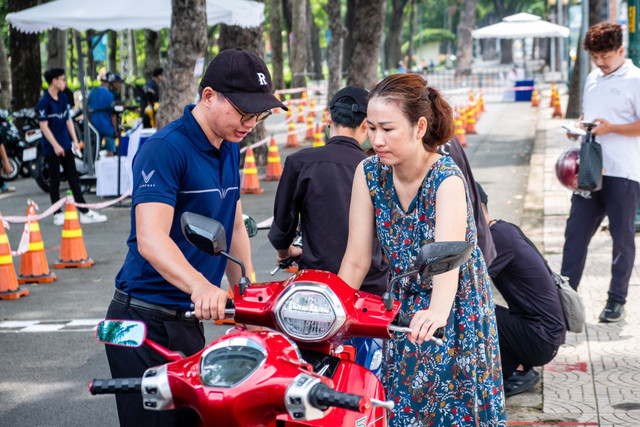 Chị Hồ Bảo Trân (TP.HCM) đánh giá xe máy VinFast có trải nghiệm lái nhẹ nhàng, nhanh và ổn định. a5.jpg