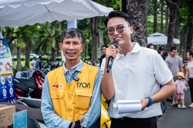 Anh Đỗ Văn Trọng (bên trái, áo vàng) sống tại TP.HCM quyết định mua Evo200 để tối ưu chi phí đi lại. a4.jpg