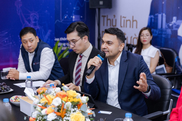 Ông Hiren Krishnani, Giám đốc Quan hệ Nhà đầu tư và IPO, phụ trách hoạt động thị trường vốn khu vực ASEAN của NASDAQ cho biết, các doanh nghiệp, đặc biệt trong lĩnh vực fintech nên gặp gỡ các nhà đầu tư nước ngoài trước khi IPO 22.jpg