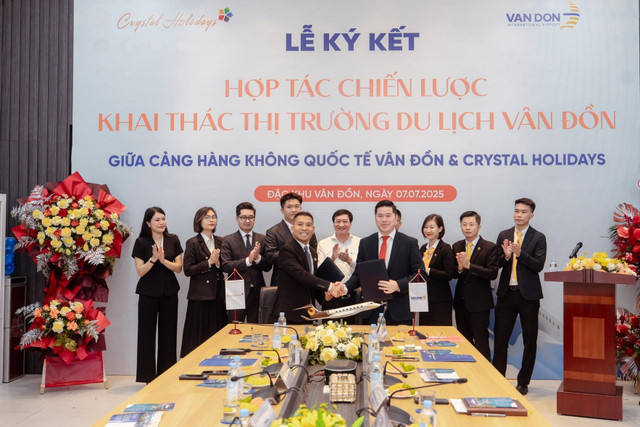 Lễ ký kết hợp tác chiến lược giữa Cảng Hàng không Quốc tế Vân Đồn và Crystal Holidays. Ảnh: Ánh Dương 1.jpg