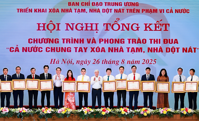 Ông Đàm Thế Thái – Phó Tổng giám đốc HDBank (đứng thứ 2 từ trái qua) – đại diện Ngân hàng nhận bằng khen của Thủ tướng Chính phủ hdb111.png