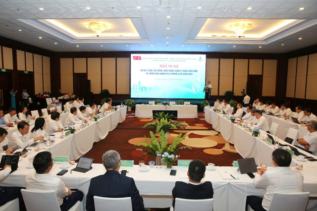 Tại Hội nghị sơ kết hoạt động SXKD 6 tháng đầu năm 2025, Petrovietnam và BSR đã thảo luận các nội dung liên quan đến Nhà máy Nhiên liệu sinh học Dung Quất 1.jpg