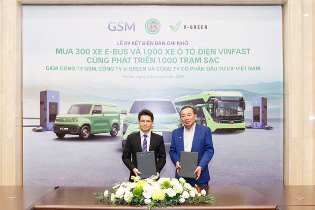 Ông Nguyễn Văn Thanh – Tổng Giám đốc GSM Toàn cầu và ông Nguyễn Văn Kết – Chủ tịch HĐQT CK Việt Nam tại lễ ký kết hợp tác mở rộng mô hình giao thông thuần điện tại tỉnh Nghệ An anh-2.jpg