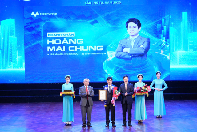 (Ông Hoàng Mai Chung – Chủ tịch HĐQT tập đoàn Meey Group nhận giải thưởng Nhà lãnh đạo/doanh nhân tiên phong đổi mới, sáng tạo và chuyển đổi số trong kỷ nguyên vươn mình của đất nước) anh-ml1.jpg