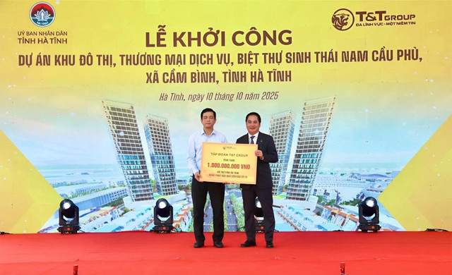 Tập đoàn T&T Group trao ủng hộ 1 tỷ đồng tới Ủy ban Mặt trận Tổ quốc tỉnh Hà Tĩnh để địa phương khắc phục hậu quả thiên tai do cơn bão số 10 gây ra 04.jpg