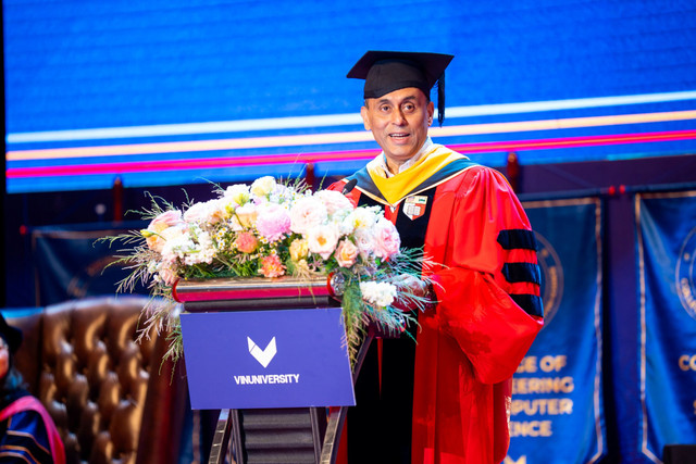 GS. Soumitra Dutta - Hiệu trưởng Trường Kinh doanh Saïd, Đại học Oxford, thành viên Hội đồng Cố vấn VinUni phát biểu truyền cảm hứng cho tân khoa khóa 2 anh-5.jpg