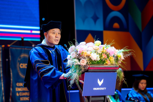 GS. Vũ Hà Văn - Giám đốc Khoa học VinBigData, Giáo sư Toán tại Đại học Yale và thành viên Hội đồng Trường VinUni phát biểu tại buổi Lễ tốt nghiệp anh-6.jpg
