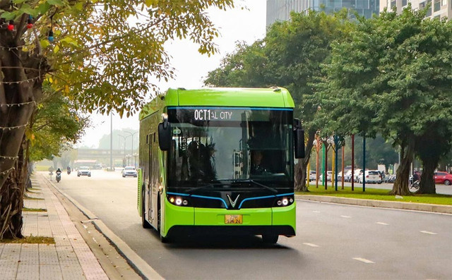 Hàng trăm chuyến xe VinBus hoàn toàn miễn phí di chuyển đến trung tâm thương mại mỗi ngày. a7.jpg