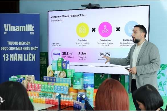 Ông Peter Christou - Tổng giám đốc Kantar Vietnam, Worldpanel Division - chia sẻ về kết quả của báo cáo Dấu chân thương hiệu (Ảnh: Nguyên Phương). s3.png