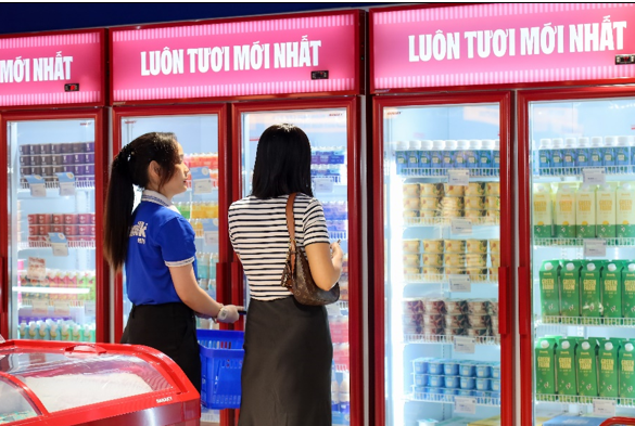 Đổi mới ấn tượng, “bắt sóng” giới trẻ, Vinamilk được nhóm khách hàng trẻ chú ý và yêu thích (Ảnh: Nguyên Phương). s4.png