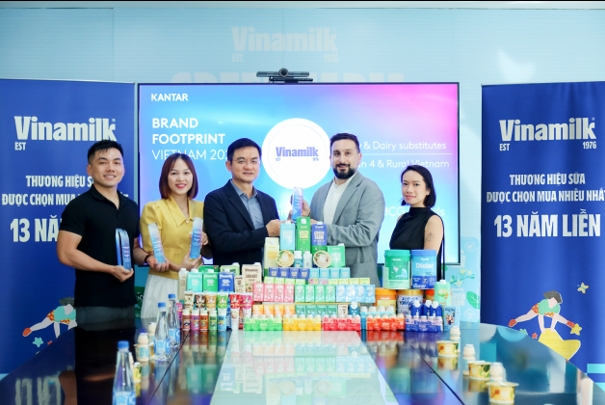 Ông Nguyễn Quang Trí (bên trái) đại diện Vinamilk đón nhận danh hiệu Thương hiệu sữa được chọn mua nhiều nhất năm thứ 13 liên tiếp (Ảnh: Nguyên Phương). s2.png