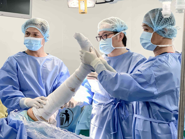 Ca phẫu thuật nội soi khớp gối do GS.TS.BS Trần Trung Dũng trực tiếp thực hiện tại Vinmec Cần Thơ – đánh dấu bước tiến đưa y học thể thao tiêu chuẩn quốc tế đến gần hơn với người dân miền Tây anh-2.jpg