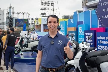 Anh Trần Văn Hậu thích thiết kế yên xe dài của Evo Grand, có thể dễ dàng chở cả gia đình. 2-7549.jpg