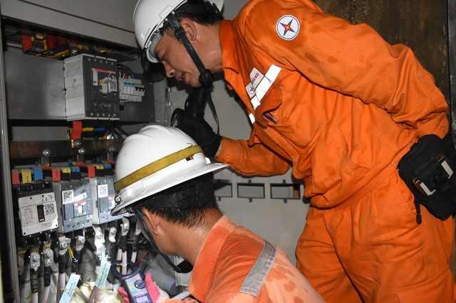 EVNHANOI bố trí lực lượng ứng trực để khẩn trương xử lý tiếp xúc và cân đảo pha e2.jpg