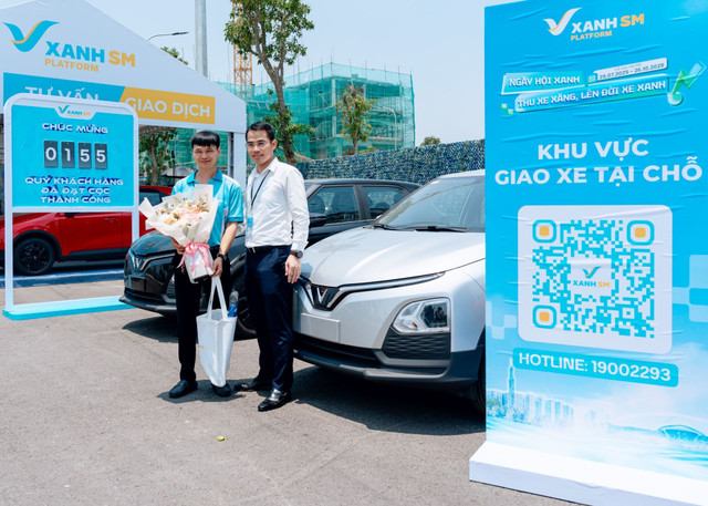 Một tài xế nhận bàn giao xe tại sự kiện. 3-1.jpg