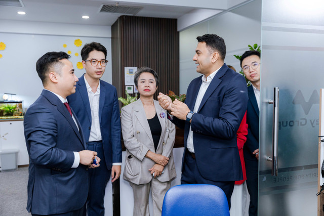 Ông Hiren Krishnani và các khách mời tham quan trụ sở Meey Group anh-4-s.jpg