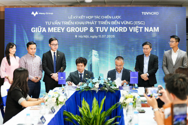 Ông Hoàng Mai Chung, Chủ tịch HĐQT Meey Group và ông Lê Sỹ Trung, Tổng Giám đốc TUV NORD Việt Nam cùng ký vào bản thỏa thuận hợp tác. anh-2.jpg