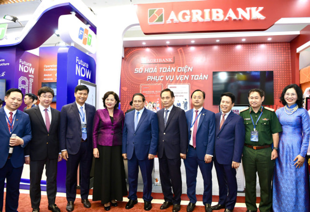 Thủ tướng Chính phủ Phạm Minh Chính, Thống đốc NHNN Nguyễn Thị Hồng chụp ảnh lưu niệm với Ban lãnh đạo Agribank anh-4.jpg