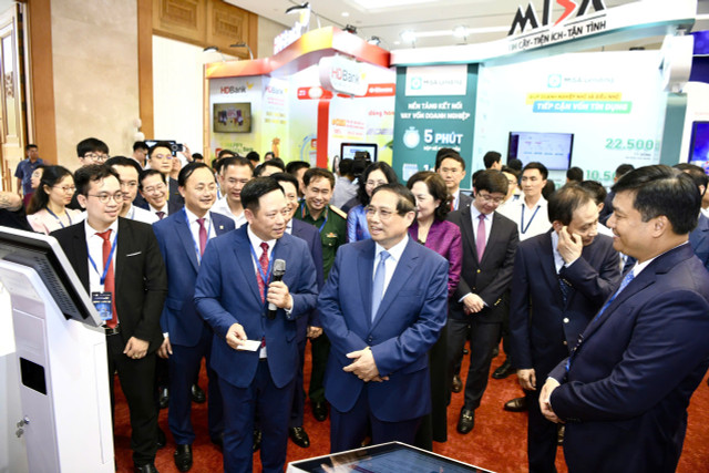 Thủ tướng Phạm Minh Chính tham quan gian hàng của Agribank tại sự kiện anh-3.jpg