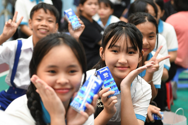 Nụ cười của các em nhỏ tại Làng Trẻ em SOS Bến Tre khi nhận những món quà từ Vinamilk và chương trình. m6.jpg