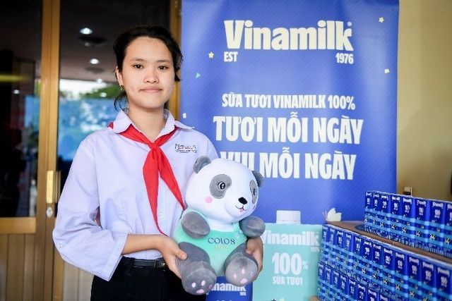 Em Đặng Lữ Thúy An – Học sinh lớp 9 Trường THCS Mỹ Hóa – chia sẻ cảm nghĩ tại chương trình “Thắp sáng những ước mơ”. m7.jpg