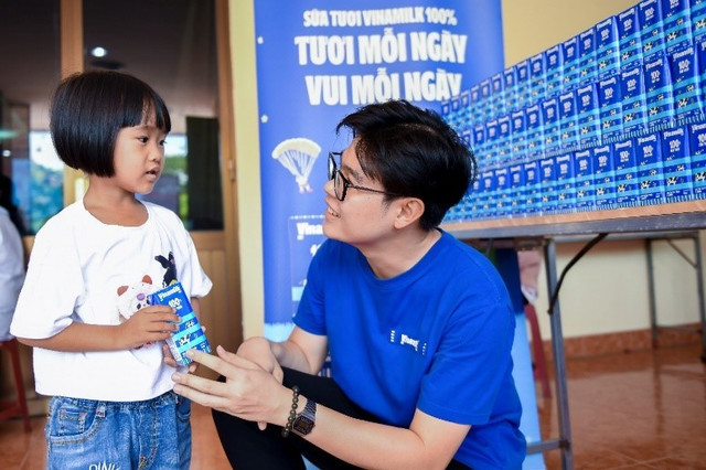 Vinamilk gửi tặng nhiều phần quà, sữa đến trẻ em trong các hoạt động thuộc chương trình “Thắp sáng những ước mơ” tại Bến Tre. m5.jpg
