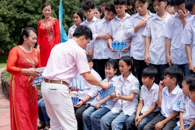 Đoàn công tác tới thăm hỏi và trao quà cho các “mẹ” và hơn 100 trẻ em mồ côi, có hoàn cảnh đặc biệt khó khăn tại Làng Trẻ em SOS Việt Trì. m2.jpg
