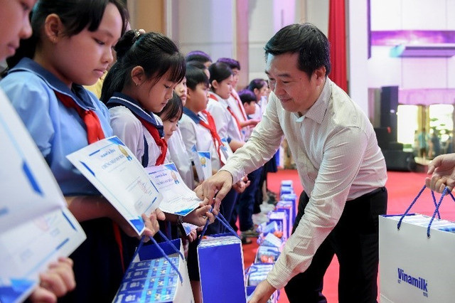 Ông Đỗ Thanh Tuấn – Giám đốc Đối ngoại Vinamilk – tặng quà 1/6 cho các em học sinh vượt khó, học giỏi trong chương trình. m4.jpg