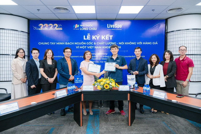 Đại diện Long Châu và đại diện Livespo tại sự kiện. 55.jpg