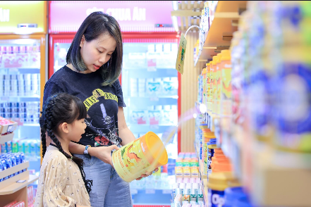 Optimum là dòng sữa đầu tiên tại Việt Nam có chứa 6 HMO – thành phần chiếm đến 58% tổng lượng HMO có trong sữa mẹ (Ảnh: Minh Anh). 7.png
