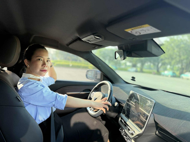 Chị Loan cho rằng các tính năng ADAS trên xe VF 6 giúp chị tự tin cầm lái quãng đường dài. 2.jpg