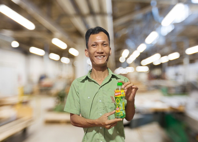 Anh Nguyễn Xuân Trung là khách hàng đầu tiên được xác nhận trúng 100 triệu đồng trong chương trình khuyến mãi “Không Độ, hè không stress” năm nay nhờ giải nhiệt, giảm căng thẳng mỗi ngày với Trà Xanh Không Độ. t1.jpg