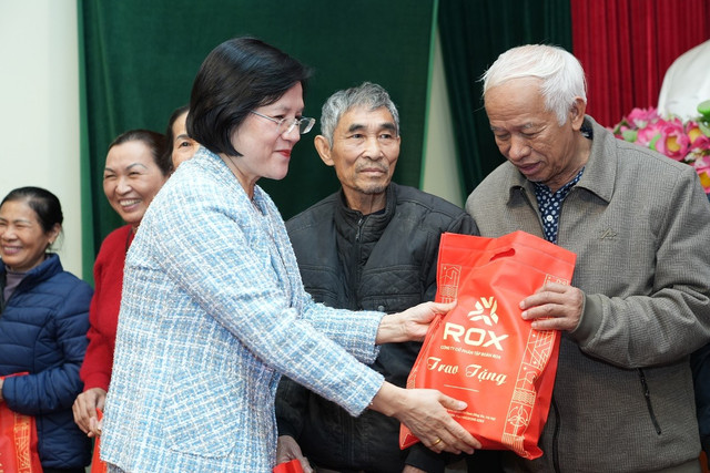 Trao quà Tết cho người nghèo dịp xuân Ất Tỵ. anh-3a.jpg